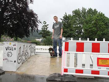 Bahn frei für die Skateboarder: Kevin Kutnohorsky freut sich über die Einigung mit der Stadtspitze. Kurz darauf entfernten städtische Mitarbeiter auch die Absperrung um die Skater-Anlage am Schwedensteg. Foto: Jochen Nützel