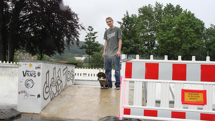 Bahn frei für die Skateboarder: Kevin Kutnohorsky freut sich über die Einigung mit der Stadtspitze. Kurz darauf entfernten städtische Mitarbeiter auch die Absperrung um die Skater-Anlage am Schwedensteg. Foto: Jochen Nützel