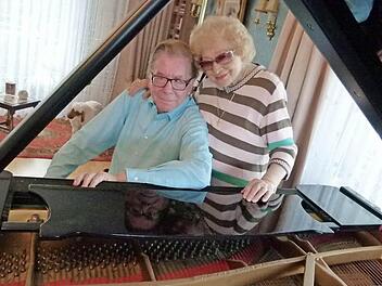 Zwei ganz besondere Piano-Virtuosen haben sich gesucht und gefunden und sind nach 50 Jahren immer noch ein wunderbar harmonierendes Duo: Annetraut und Hans-Dieter Bauer.  Foto: Lothar Weidner