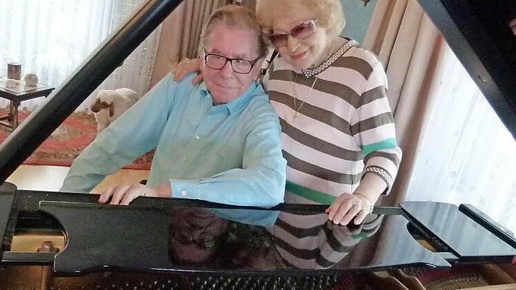 Zwei ganz besondere Piano-Virtuosen haben sich gesucht und gefunden und sind nach 50 Jahren immer noch ein wunderbar harmonierendes Duo: Annetraut und Hans-Dieter Bauer.  Foto: Lothar Weidner