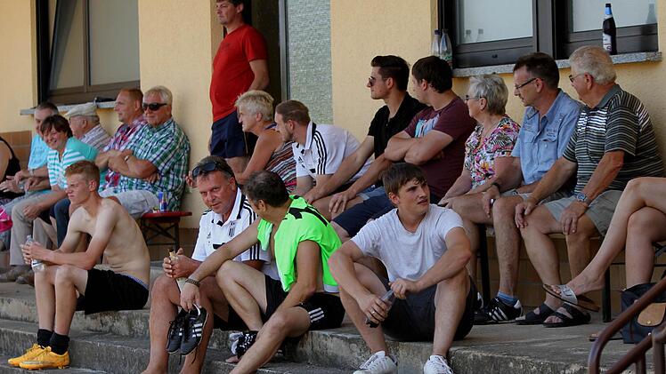 Bei dem hochsommerlichen Wetter und schwei&szlig;treibenden Temperaturen beobachteten die Fans beider Mannschaften das Spiel aus schattiger Perspektive vor dem Sportheim.