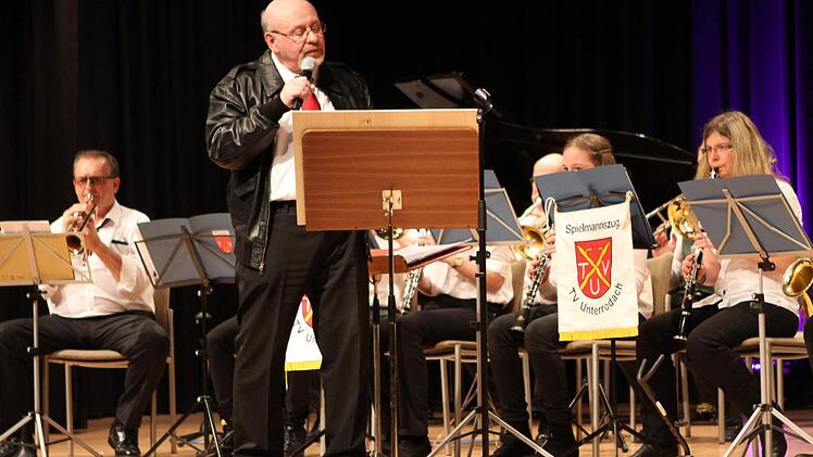Mit 66 Jahren ist noch lange nicht Schluss, sang das Geburtstagskind Walter Wich-Herrlein zum Auftakt des Benefizkonzerts.  Foto: Michael Wunder