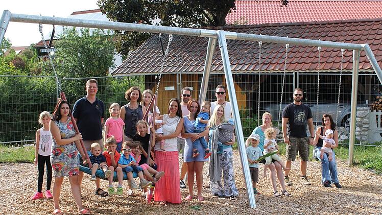 Freuen sich auf gemeinsame Zeit auf dem Wiesenfelder Spielplatz: die engagierten Eltern mit ihren Kindern. Foto: Christian Dreßel
