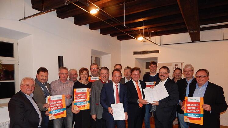 Starke Phalanx f&uuml;r das B&uuml;rgerbegehren gegen eine      Stra&szlig;enausbaubeitragssatzung (von links): Hans Peter K&ouml;nigsmann,      Klaus Georg Purucker, Alfred Wirth, Reinhard Kortschak, Anita      Sack,      Franz Schrepfer, Klaus Peter S&ouml;llner, MdL Thomas Glauber, Markus      Weigel (verdeckt), Dr. Reinhard Baar, Rainer Ludwig, Martin      Kaiser,      Landtags-Vizepr&auml;sident Peter Meyer, Hermann Hofmann, Reiner Meisel      und Dieter Schaar. Foto: Horst Wunner