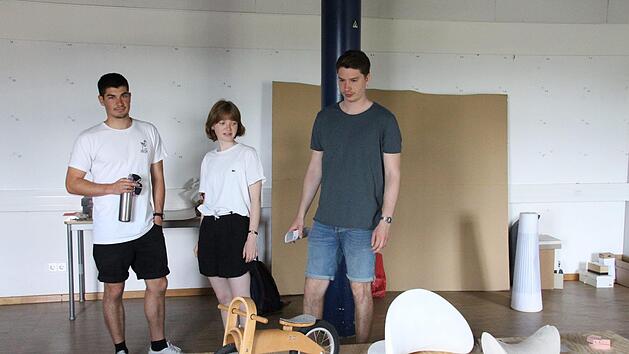 Felix Klein, Monja Simon und Moritz Schr&ouml;er (von links) im Ausstellungsteil "Eco-Design", wo es um sparsamen Umgang mit wiederverwendbaren Materialien geht Foto: Simone Bastian