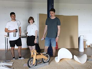 Felix Klein, Monja Simon und Moritz Schröer (von links) im Ausstellungsteil "Eco-Design", wo es um sparsamen Umgang mit wiederverwendbaren Materialien geht Foto: Simone Bastian