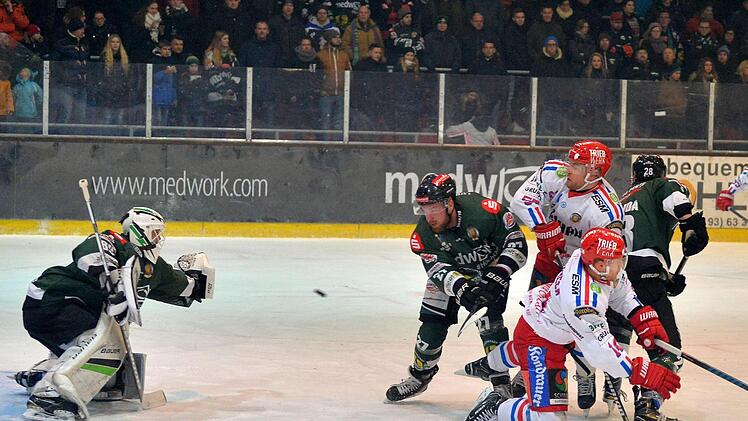 Philipp Schnierstein (li.) unterstützte seine Alligators mit tollen Paraden im Spiel gegen Selb. Foto: Picturedreams