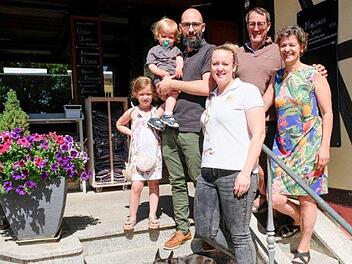 Elisabeth und Harald Spath haben (rechts) haben den Betrieb jetzt an die nächste Generation weitergeben. Bei Tochter Karolin Spath und Schwiegersohn Emmanuel Monteiro Dantas wachsen die Enkel Mara (4) und Leonardo (ein Jahr alt) schon in die Gastronomie hinein.Wolfgang Dünnebier
