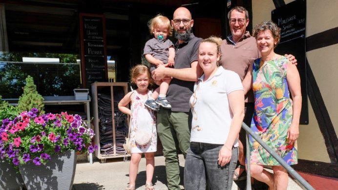 Elisabeth und Harald Spath haben (rechts) haben den Betrieb jetzt an die nächste Generation weitergeben. Bei Tochter Karolin Spath und Schwiegersohn Emmanuel Monteiro Dantas wachsen die Enkel Mara (4) und Leonardo (ein Jahr alt) schon in die Gastronomie hinein.Wolfgang Dünnebier