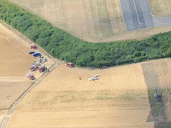 Auf dem Luftbild kann man sehen, wie knapp hinter der Landebahn das Flugzeug auf den Boden aufschlug. Foto: Olaf Pilz / Flugtechnische Arbeitsgemeinschaft Coburg e. V. / Flugplatz Steinr&uuml;cken