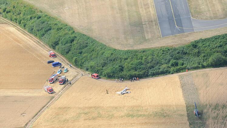 Auf dem Luftbild kann man sehen, wie knapp hinter der Landebahn das Flugzeug auf den Boden aufschlug. Foto: Olaf Pilz / Flugtechnische Arbeitsgemeinschaft Coburg e. V. / Flugplatz Steinr&uuml;cken