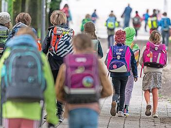 Die Einschulung ist für Kinder und Eltern eine aufregende Sache. Der Grund: Mit dem Schulstart kommen auf beide Seiten neue Herausforderungen zu.