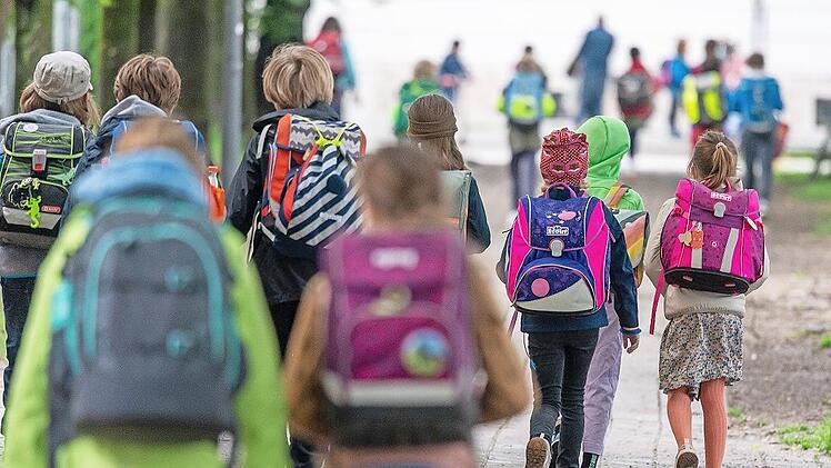 Die Einschulung ist für Kinder und Eltern eine aufregende Sache. Der Grund: Mit dem Schulstart kommen auf beide Seiten neue Herausforderungen zu.