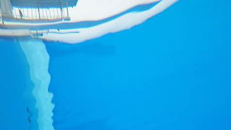 Blick aus dem Wasser auf den Sprungturm