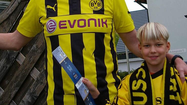 Borussen im Glück. Ralf Kerbaum hat das, was alle gerne hätten: zwei Karten fürs Finale. Sohn Micha wird das Spiel vor dem Fernseher verfolgen. Die zweite Karte geht an Kerbaums besten Freund.