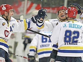 Simon Knaup (links), hier mit den Schweinfurtern Mikhail Nemirovsky und Vitali Stähle (rechts), jubelt in der nächsten Saison im Trikot des Höchstadter EC über Tore. Foto: Archiv