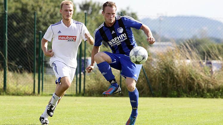 Der Hirschaider Christian Knauer (links) hat hier das Nachsehen gegen den Rattelsdorfer Sascha Kensche. Foto: sportpress