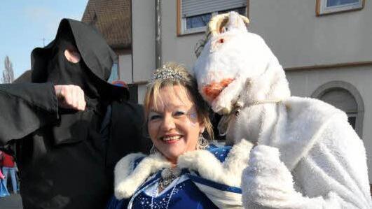 Majestät bei Kaiserwetter: Prinzessin Sandra I. alias Sandra Franke beim Faschingszug der Brucker Gaßhenker. Foto: Roland Meister