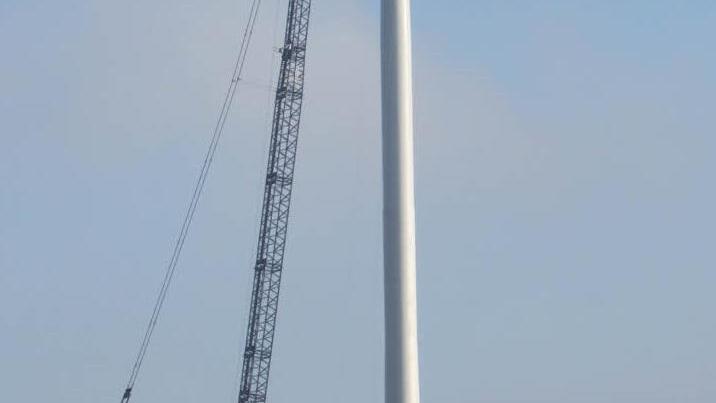 220 Meter hoch ist der Kran, der die Rotorblätter anbringt.