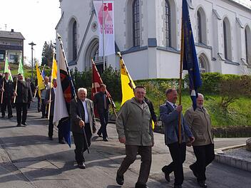 Zahlreiche KAB-Abordnungen mit Fahnen beteiligten sich am Festzug. Begleitet wurden sie von der Trachtenkapelle Wilhelmsthal.