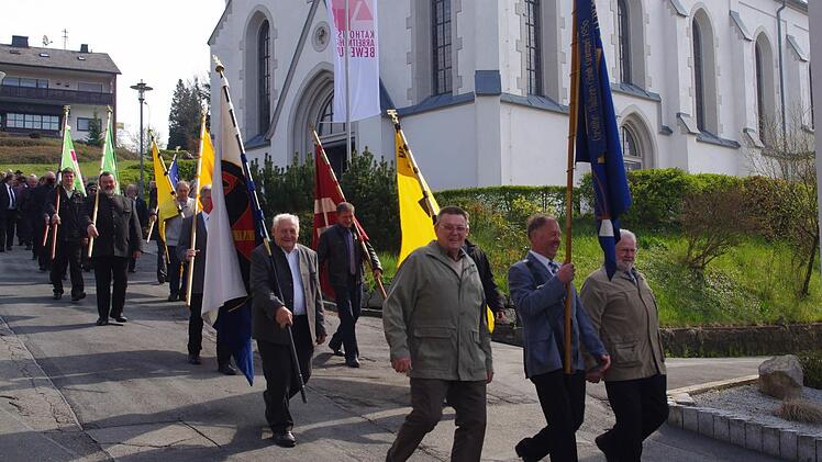 Zahlreiche KAB-Abordnungen mit Fahnen beteiligten sich am Festzug. Begleitet wurden sie von der Trachtenkapelle Wilhelmsthal.