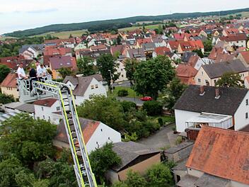 Von der Drehleiter aus boten sich imposante Blicke über Adelsdorf. Foto: Johanna Blum