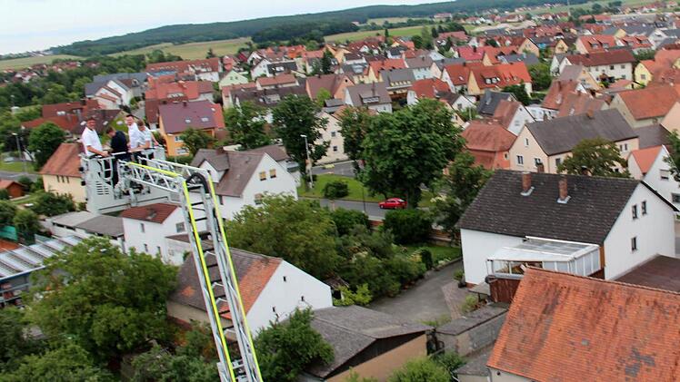 Von der Drehleiter aus boten sich imposante Blicke über Adelsdorf. Foto: Johanna Blum