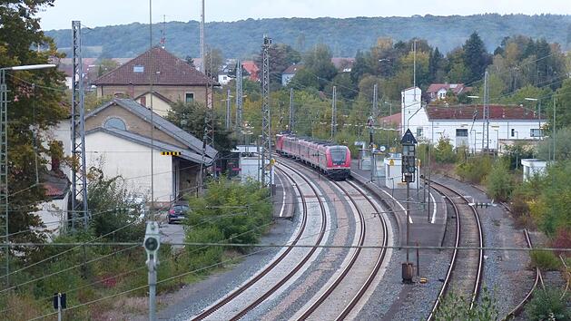 Der Haßfurter Bahnhof wird barrierefrei. Der Stadtrat billigte die Planungen der Bahn. Unklar ist, was mit dem Nordteil des Areals (rechts) mittelfristig geschieht.  Foto: Klaus Schmitt