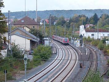Der Haßfurter Bahnhof wird barrierefrei. Der Stadtrat billigte die Planungen der Bahn. Unklar ist, was mit dem Nordteil des Areals (rechts) mittelfristig geschieht.  Foto: Klaus Schmitt
