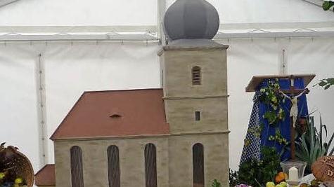Ein echter Hingucker war der Nachbau der Johanneskirche im Zelt.