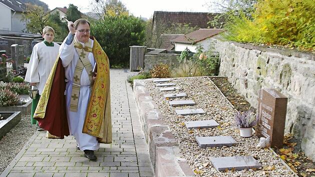 Pfarrer Norbert Wahler segnete das neue Urnengräberfeld im Langendorfer Friedhof, das die Rentner-Wandergruppe erstellte. Foto: Winfried Ehling