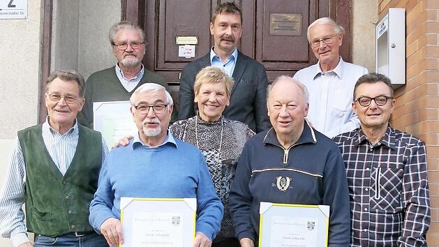 Die Hauptversammlung des Weitramsdorfer Gesangvereins war Anlass, um zahlreiche Ehrungen auszusprechen. Von links: Siegfried Schunk Horst Pfränger, Hartmuth Grosch, Michael Rädlein, Gunter Lösch, Rainer Axmann, Wolfgang Börner.