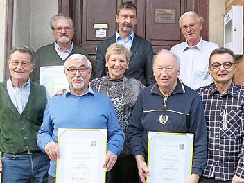 Die Hauptversammlung des Weitramsdorfer Gesangvereins war Anlass, um zahlreiche Ehrungen auszusprechen. Von links: Siegfried Schunk Horst Pfränger, Hartmuth Grosch, Michael Rädlein, Gunter Lösch, Rainer Axmann, Wolfgang Börner.