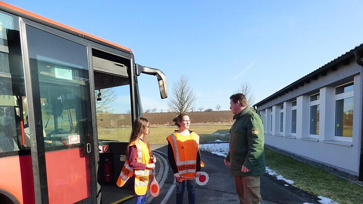 Mit dem Bus waren die neuen Schülerlotsen durch die Orte Poppenlauer, Rothhausen, Volkershausen, Rannungen und Maßbach unterwegs, um eingewiesen zu werden. Foto: Anneliese Albert