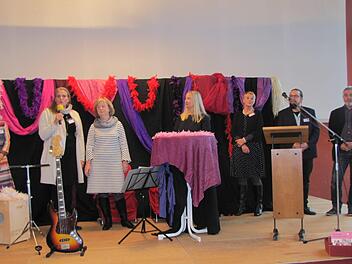 Das Team der Erziehungs- und Familienberatung. Von links: Gudrun Held, Petra Ritter, Christl Hild-Reitz, die Leiterin Antje Hübscher, Erna Rank-Kern, Sean McCarthy und Dieter Schilling. Nicht auf dem Bild sind Teamassistentin Heike Ohland und Antje Kastler. Foto: Martin Koch