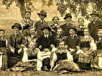 Die Ebersdorfer Kirchweihgesellschaft in ihrer schmucken Tracht im Jahre 1920. Altbursch war damals Emil Reitz (Hausname Veitens), der große und kleine Kellner Emil Tröbs und Max Reitz. Repro:Gerd Fleischmann