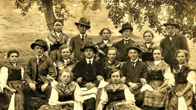 Die Ebersdorfer Kirchweihgesellschaft in ihrer schmucken Tracht im Jahre 1920. Altbursch war damals Emil Reitz (Hausname Veitens), der große und kleine Kellner Emil Tröbs und Max Reitz. Repro:Gerd Fleischmann