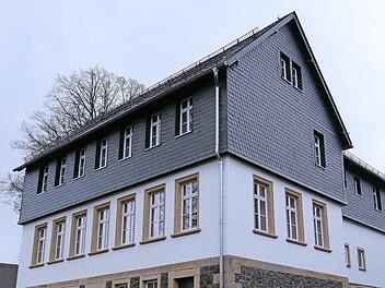 Der Umbau und die Sanierung der alten Schule in Wickendorf neigen sich dem Ende entgegen. Zwei der drei entstandenen Wohnungen im Obergeschoss sind bereits vergeben.