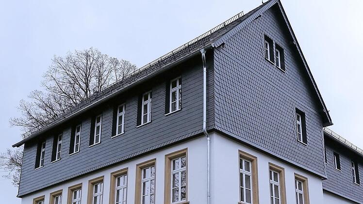 Der Umbau und die Sanierung der alten Schule in Wickendorf neigen sich dem Ende entgegen. Zwei der drei entstandenen Wohnungen im Obergeschoss sind bereits vergeben.