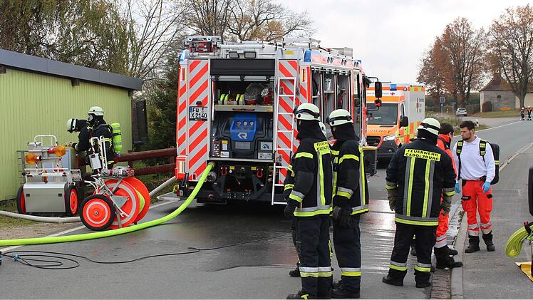 Cadolzburg: Hackschnitzellager-Brand stellt Feuerwehren vor Herausforderung - f&uuml;nfst&uuml;ndiger Einsatz