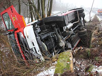 Das kurz vor Weihnachten umgekippte Einsatzfahrzeug der Eberner Feuerwehr. Foto: Michael Will