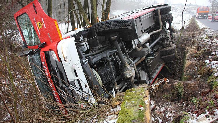 Das kurz vor Weihnachten umgekippte Einsatzfahrzeug der Eberner Feuerwehr. Foto: Michael Will