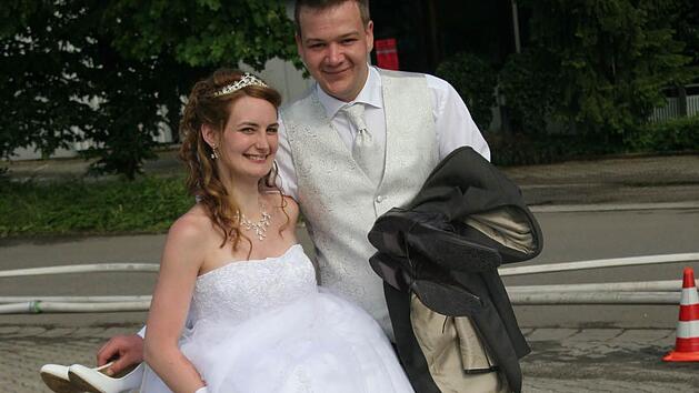 Tamara Perkins-Großmann und Tobias Großmann ließen sich vom Unwetter nicht ihre gute Laune verderben - und macht trotzdem Hochzeitsfotos.Foto: Michael Stelzner