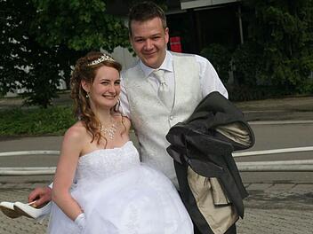 Tamara Perkins-Gro&szlig;mann und Tobias Gro&szlig;mann lie&szlig;en sich vom Unwetter nicht ihre gute Laune verderben - und macht trotzdem Hochzeitsfotos.Foto: Michael Stelzner