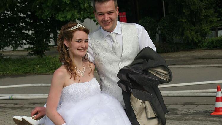 Tamara Perkins-Großmann und Tobias Großmann ließen sich vom Unwetter nicht ihre gute Laune verderben - und macht trotzdem Hochzeitsfotos.Foto: Michael Stelzner