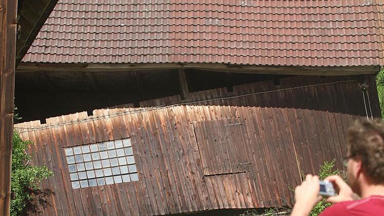 Das Wasser hatte eine derartige Gewalt, dass sie den Sandsteinsockel dieser Scheune am Haaghof wegspülte.