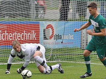 Neudrossenfelds Torwart Mathias Küfner (links) musste zum Saisonauftakt in Erlenbach schon nach 23 Minuten verletzt raus. Rechts TS-Verteidiger Frank Zapf. Foto: Karl Heinz Weber