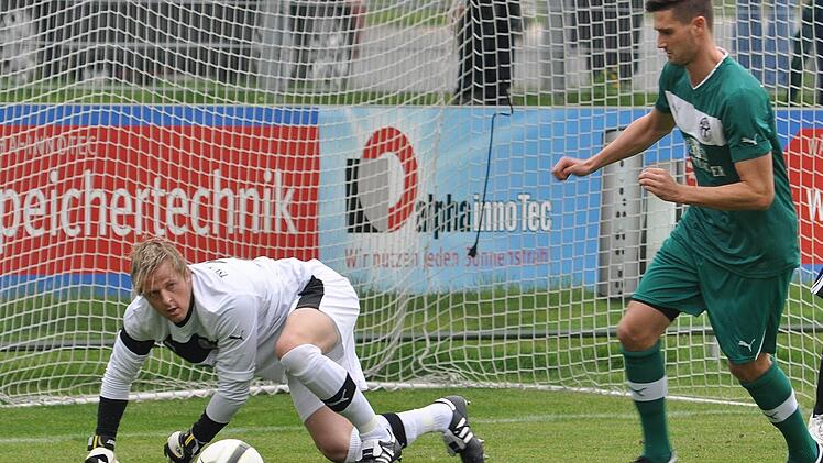 Neudrossenfelds Torwart Mathias Küfner (links) musste zum Saisonauftakt in Erlenbach schon nach 23 Minuten verletzt raus. Rechts TS-Verteidiger Frank Zapf. Foto: Karl Heinz Weber