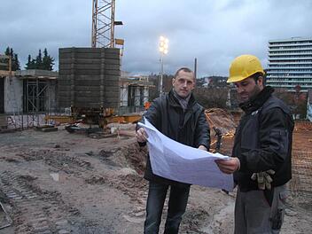 Jörg Eberlein von der Firma Mühlherr ist voll des Lobes für seinen neuen Mitarbeiter. "Er ist arbeitswillig und motiviert . In Deutschland kriegen wir einfach keinen Nachwuchs." Foto: Sonja Adam