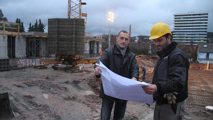 Jörg Eberlein von der Firma Mühlherr ist voll des Lobes für seinen neuen Mitarbeiter. "Er ist arbeitswillig und motiviert . In Deutschland kriegen wir einfach keinen Nachwuchs." Foto: Sonja Adam